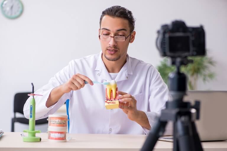 Dentista produzindo conteúdo em vídeo na internet.